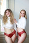 Modelky Andrea a Rose majú na sebe bordó rafinované brazílky z modalu s delikátnou čipkou.