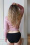 Pohľad na zadnú časť čiernych SAYU nohavičiek z kolekcie ESSENTIALS, fotené na modelke